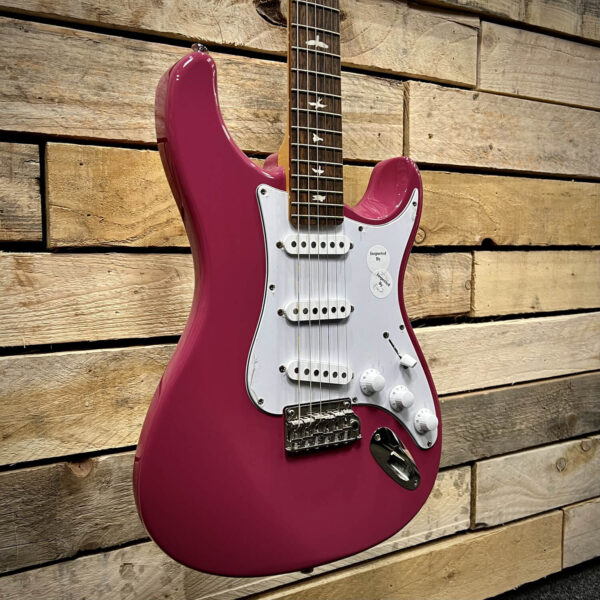 PRS SE John Mayer Silver Sky Rosewood Fingerboard – Dragon Fruit - Angle